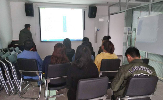 鼎興銷售人員認真聽講 鼎興銷售人員認真聽講