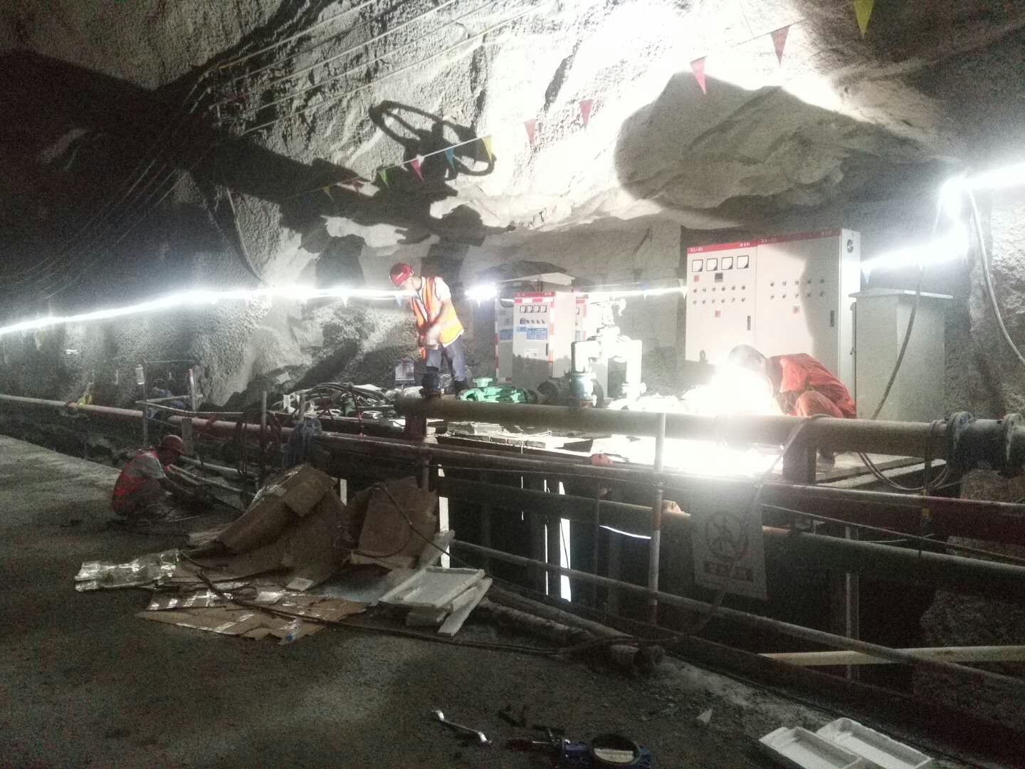 設(shè)備抵達(dá)現(xiàn)場，工人師傅認(rèn)真仔細(xì)清點(diǎn)貨物